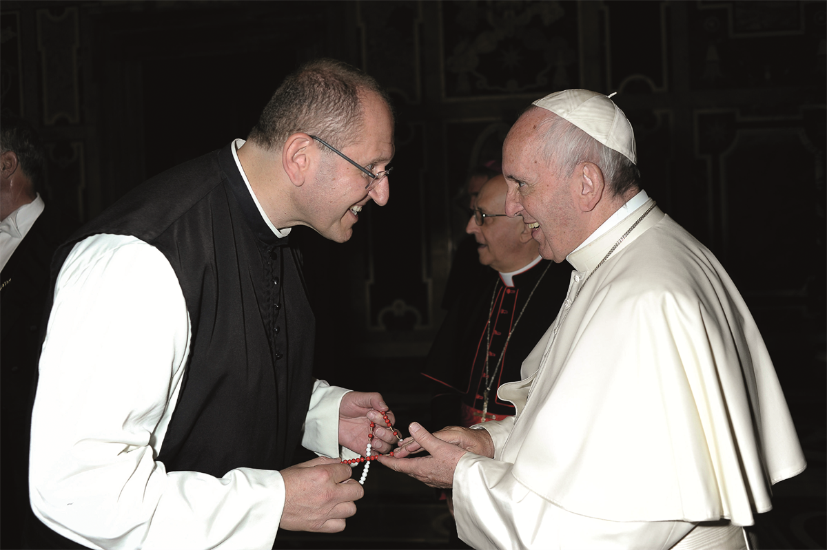 Pater Karl Wallner mit Papst Franziskus_Rosenkranz