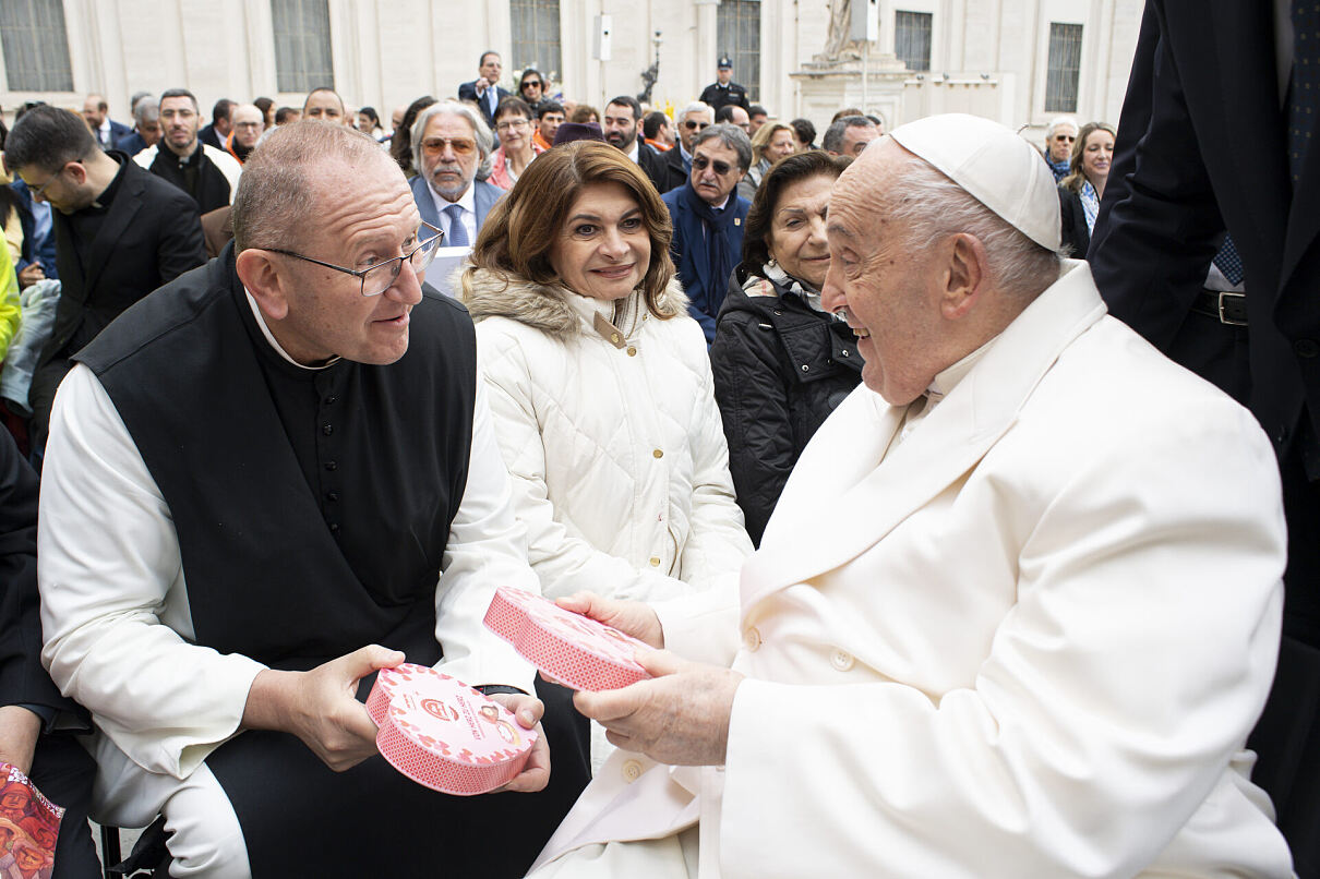 Papst Franziskus lobt Missio-Schokoherz