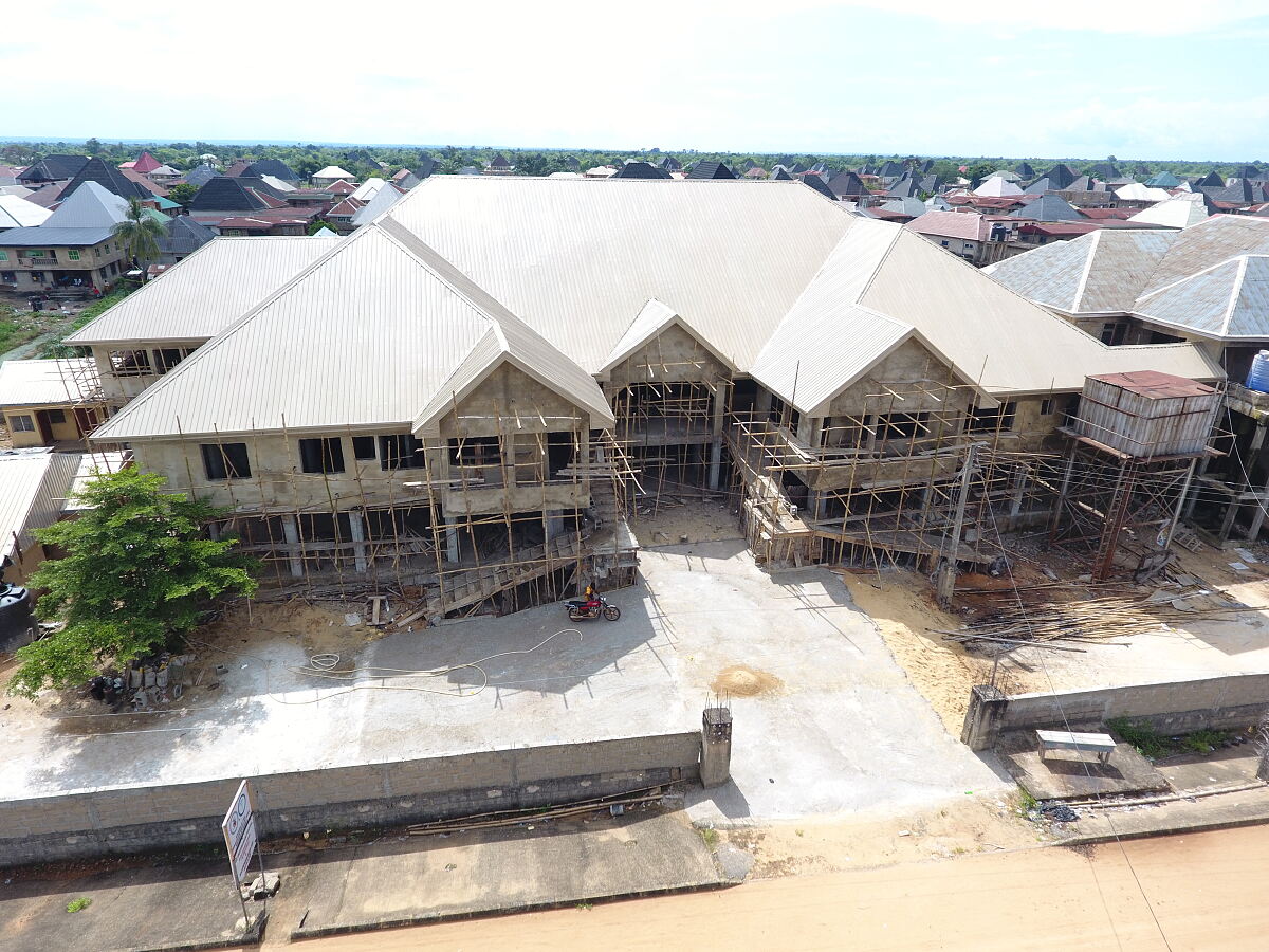 Das Rex Universorum-Krankenhaus im Aufbau