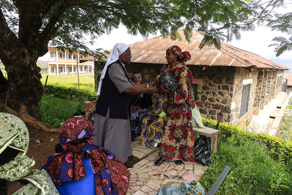 Schwester Hedwig Vinyoh im Einsatz für Binnenvertriebene in Kamerun