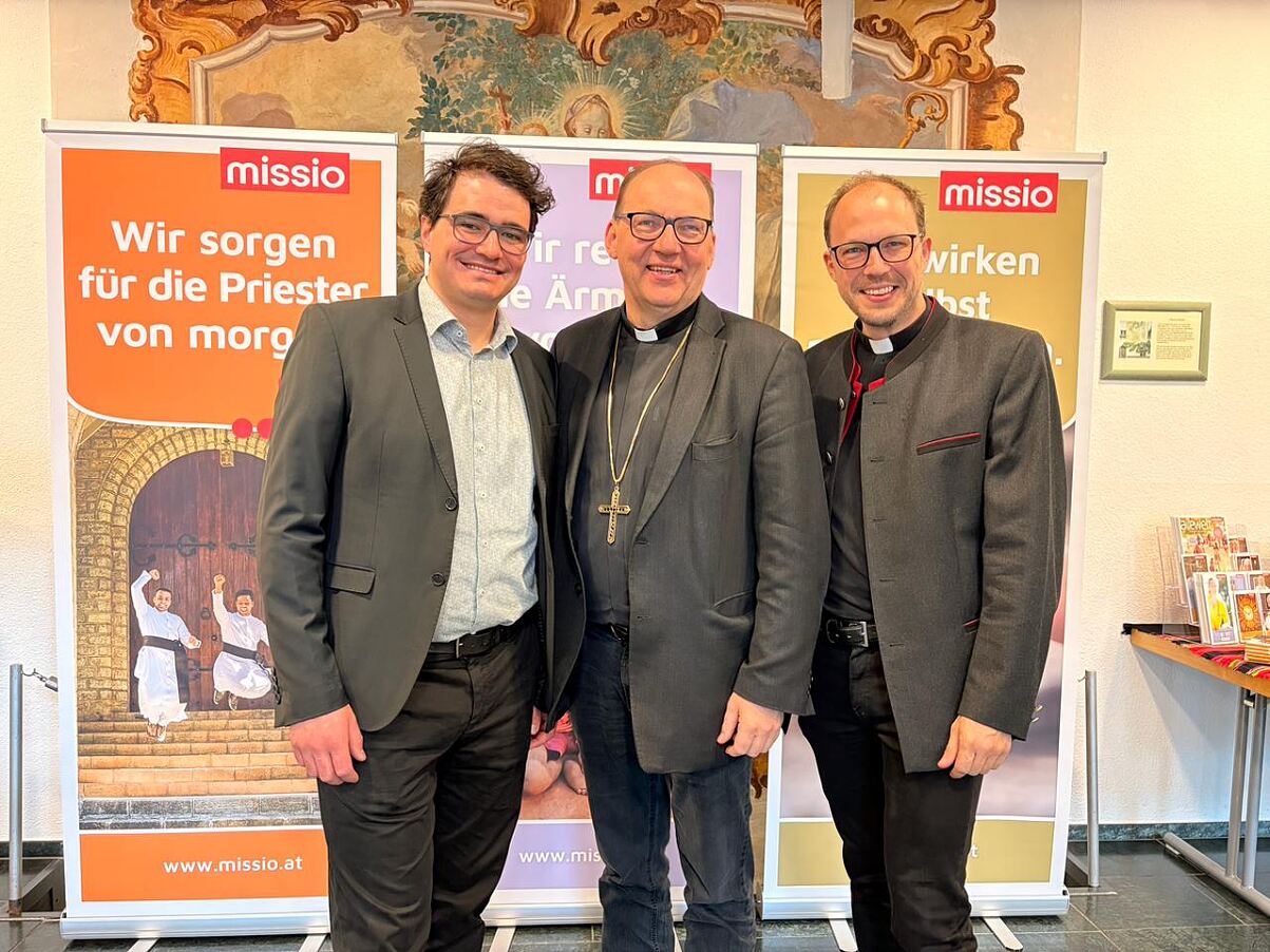 v.l.n.r. Missio-Diözesanrefernt Markus Hohenegger, Bischof Hermann Glettler und Pfarrer Johannes Laichner 