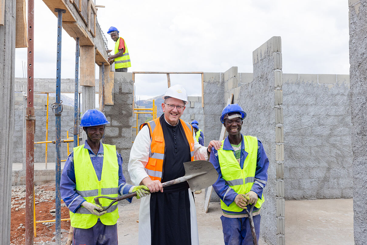 Pater Karl Wallner besucht 2023 die Baustelle des Sankt-Karl-Borromäus-Krankenhauses in Mosambik