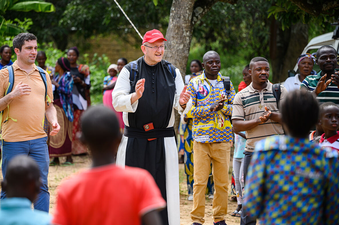 Pater Karl Wallner bei einem seiner Missio-Projektbesuche in der Demokratischen Republik Kongo