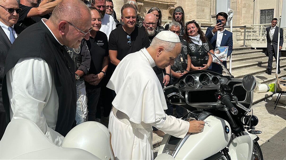Papst Leo XIV. signiert BMW-Motorrad für Mica-Kinder auf Madagaskar