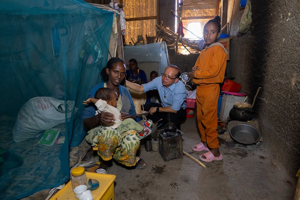 Missio-Projektpartner Father Luan Trinh Kinh mit Binnenvertriebenen in Tigray