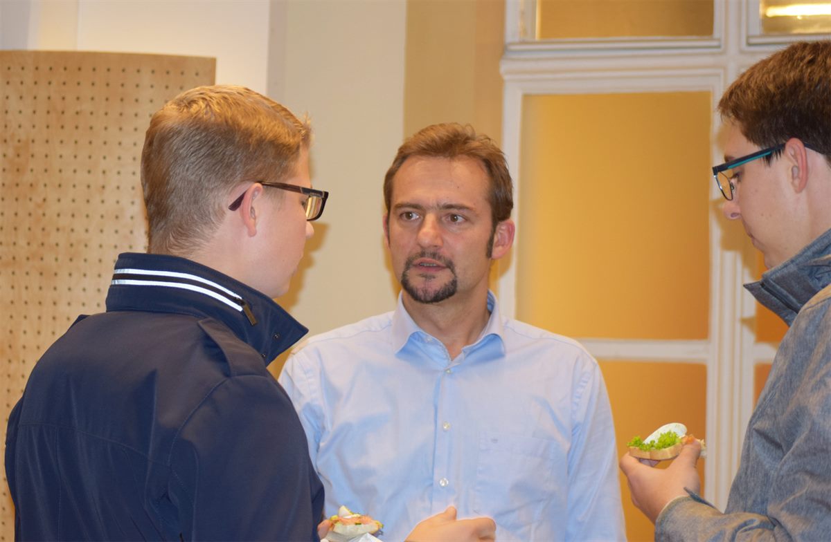 Darko Trabauer im Gespräch mit Jugendlichen