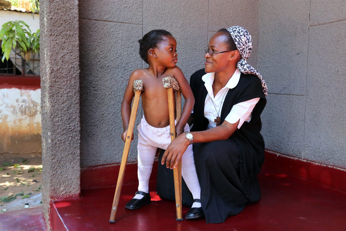 Schwester Karen besucht Kinder in Sambia 