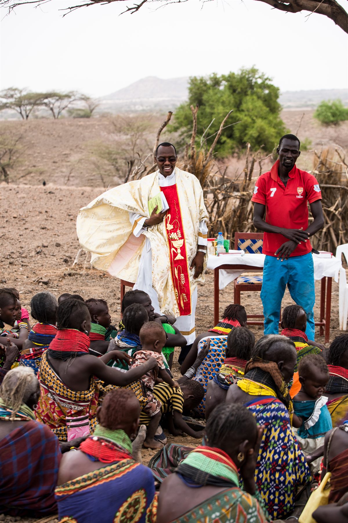 Father Albert feiert eine Messe mit Turkana-Nomaden in Kenia