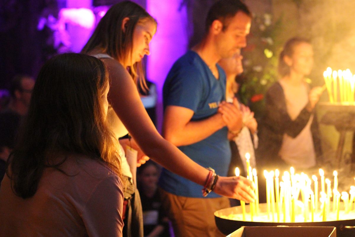 Kerzen bei Gebetsabend
