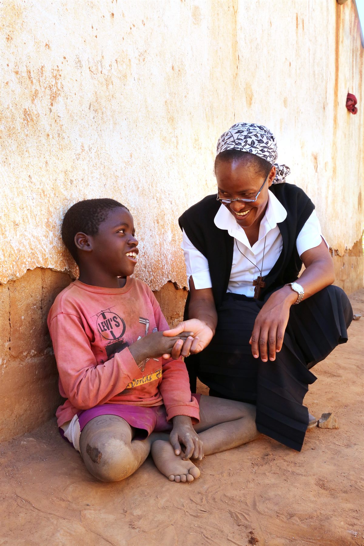 Ordensfrau mit Kind in Sambia
