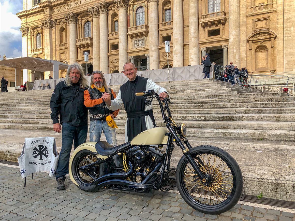 Missio-Nationaldirektor Pater Karl Wallner mit Christoph Repp (Produzent der Harley Davidson von Harley Würzburg Village) und Thomas Draxler (Gründer der Jesusbiker)