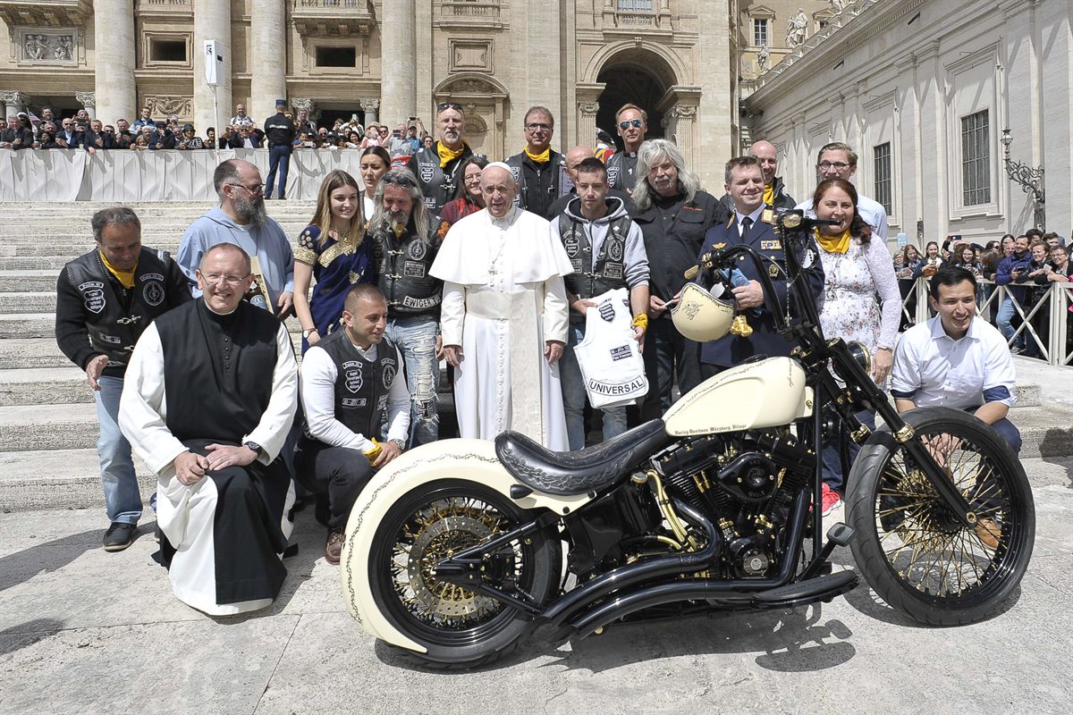 Jesus Biker mit Papst Franziskus und Missio Nationaldirektor P. Karl Wallner