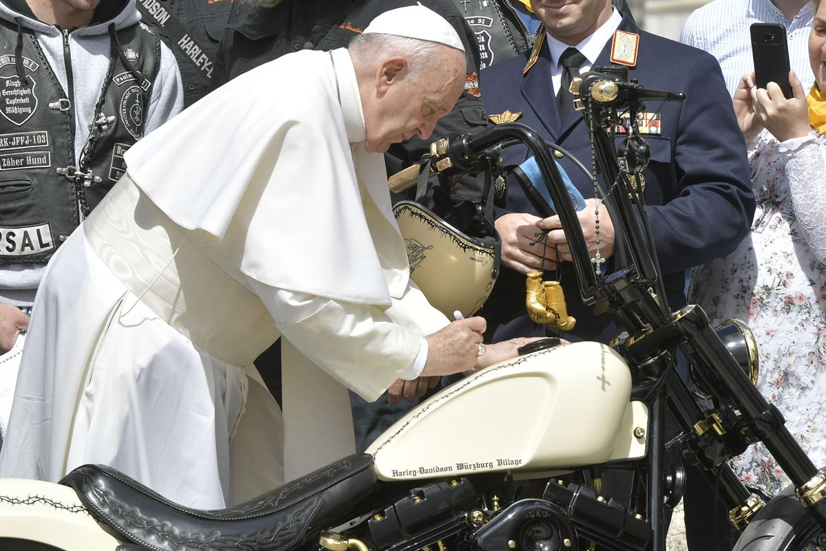 Papst Franziskus signiert die eigens gefertigte Harley Davidson