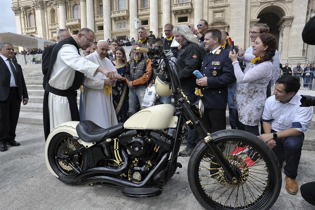 Missio-Nationaldirektor Pater Karl Wallner mit den Jesus Bikern beim Papst