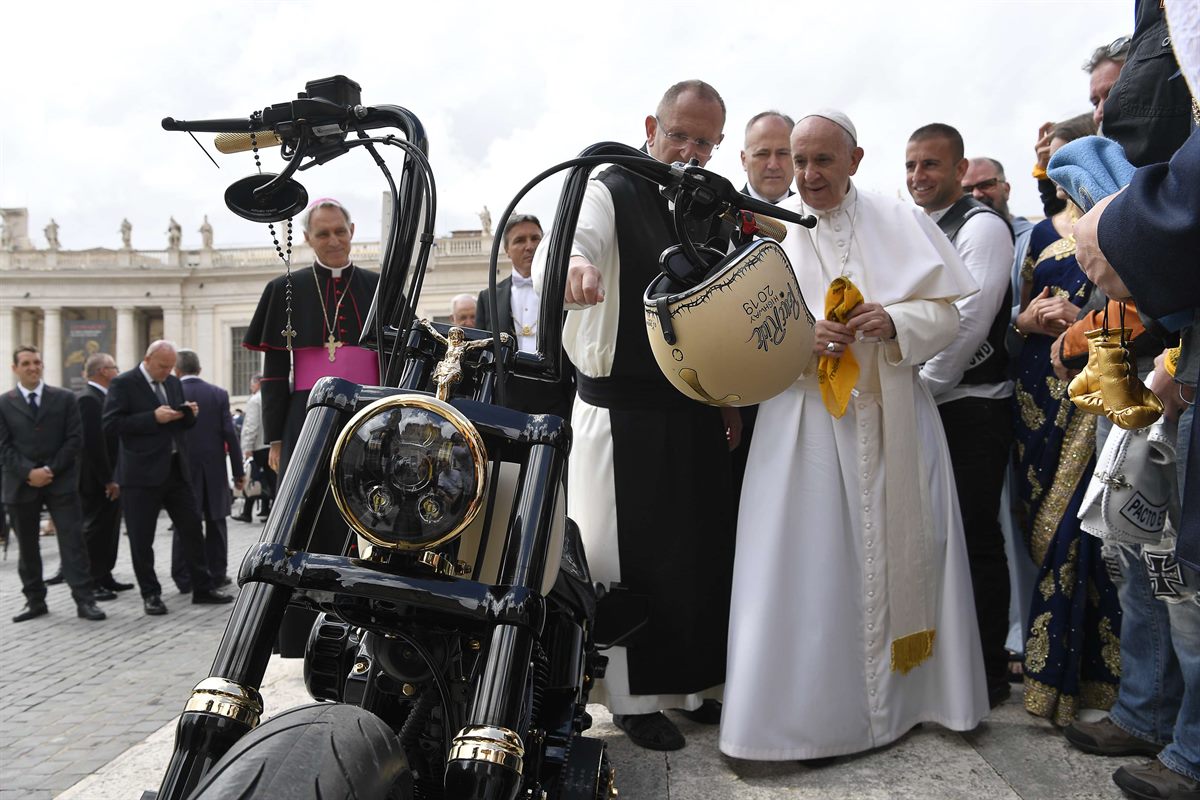 Missio-Nationaldirektor Pater Karl Wallner mit den Jesus Bikern beim Papst