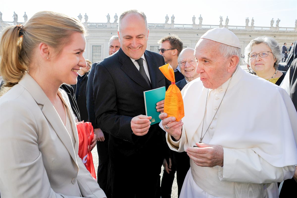 Papst Franziskus lernt die Jugendaktion kennen