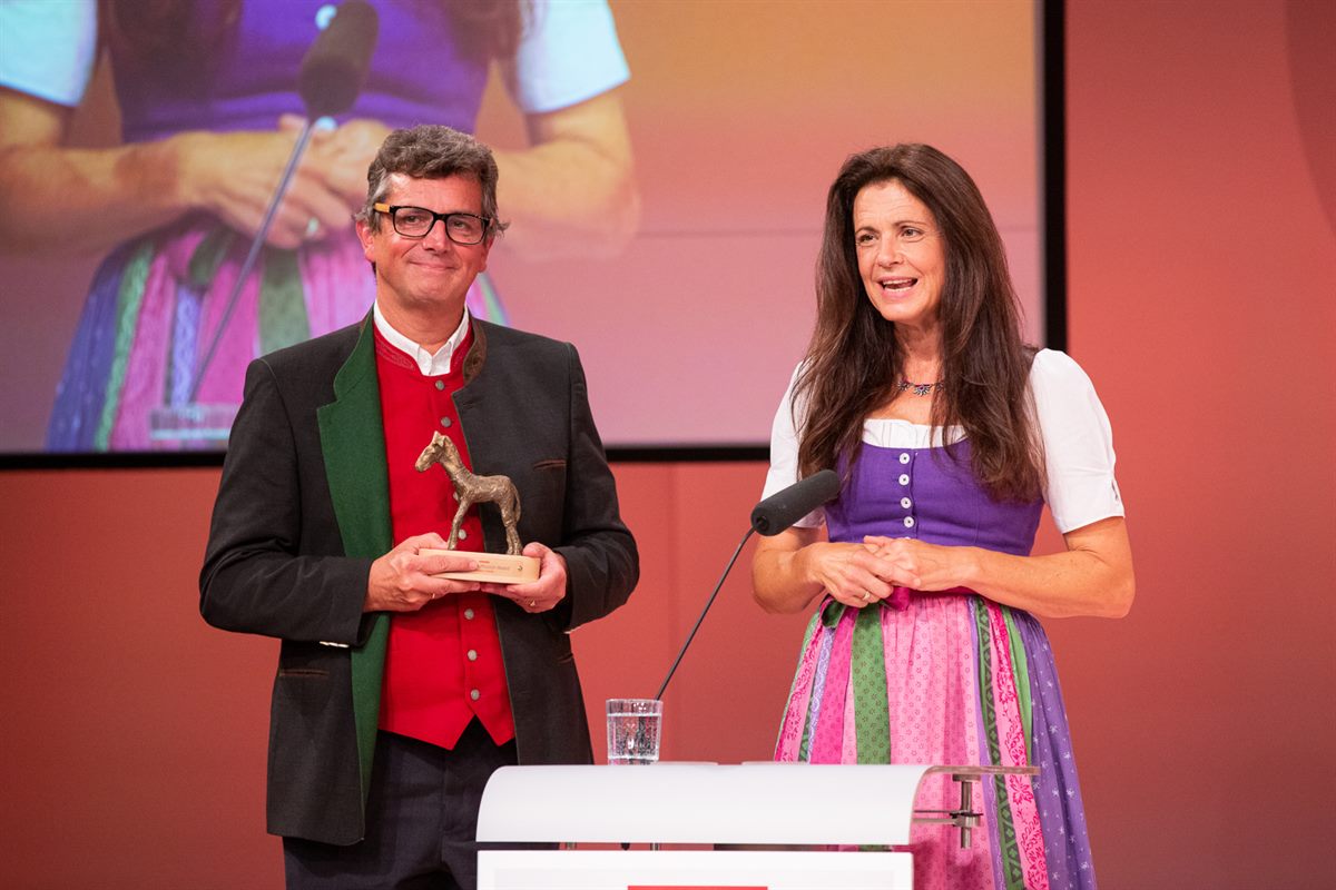 Birgit und Hannes Minichmayr mit ihrem Preis für Missionary in Austria