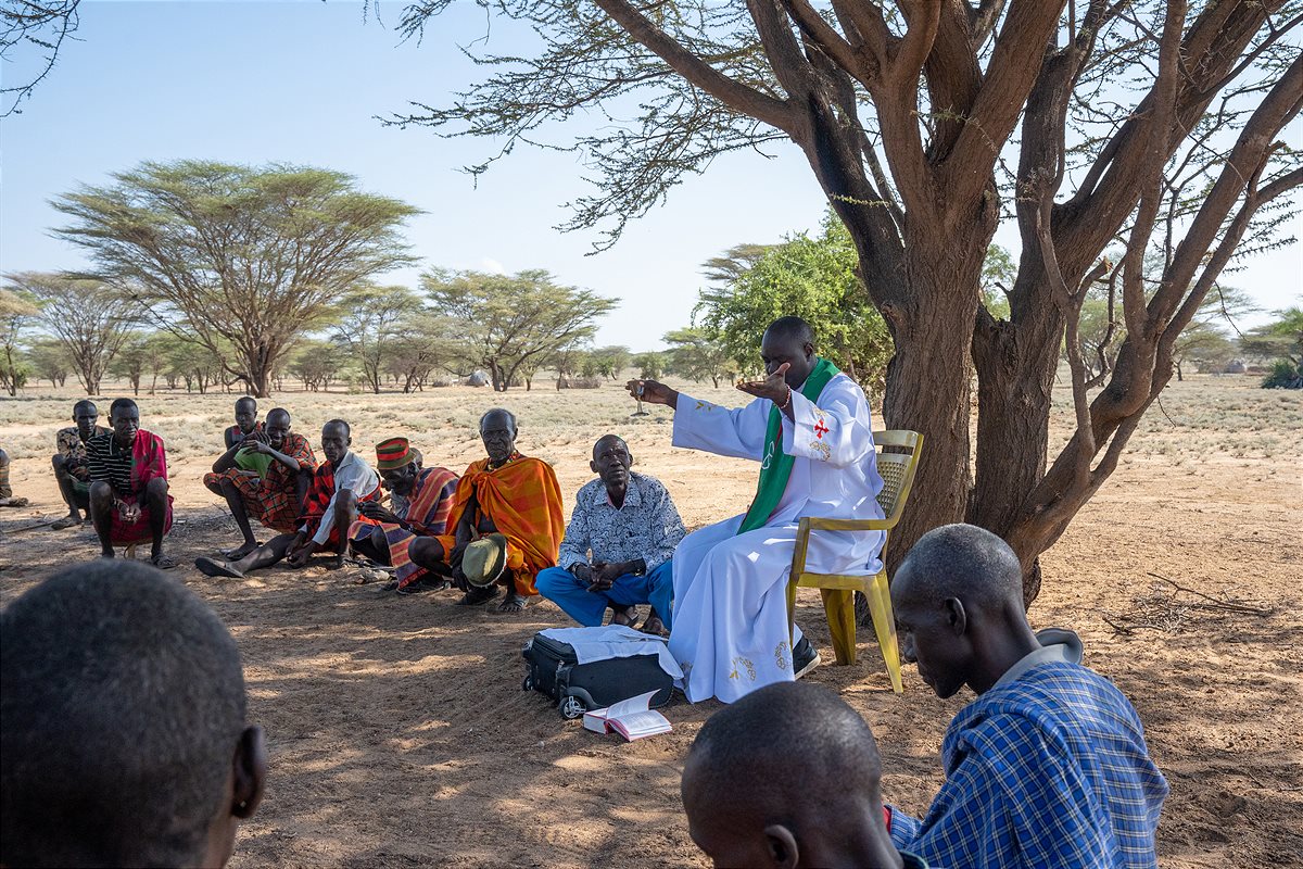 Father Paul feiert die Messe in der Turkana in Kenia.