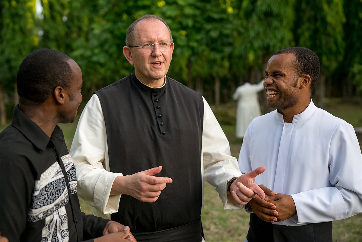 Pater Karl Wallner im Gespräch mit Priesterseminaristen in Daressalam in Tansania.