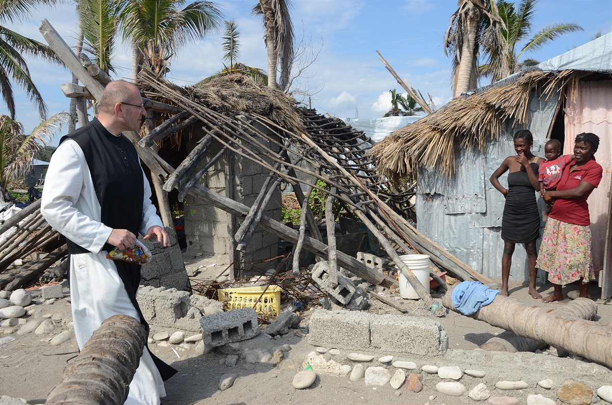 Pater Karl Wallner bei seinem Besuch in Haiti nach dem Hurrikan im Jahr 2016.