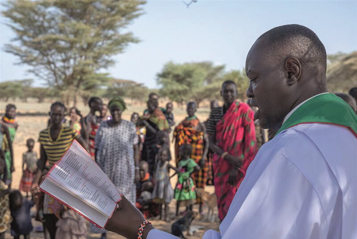Father Peter beim Messe-Feiern in der Turkana in Kenia