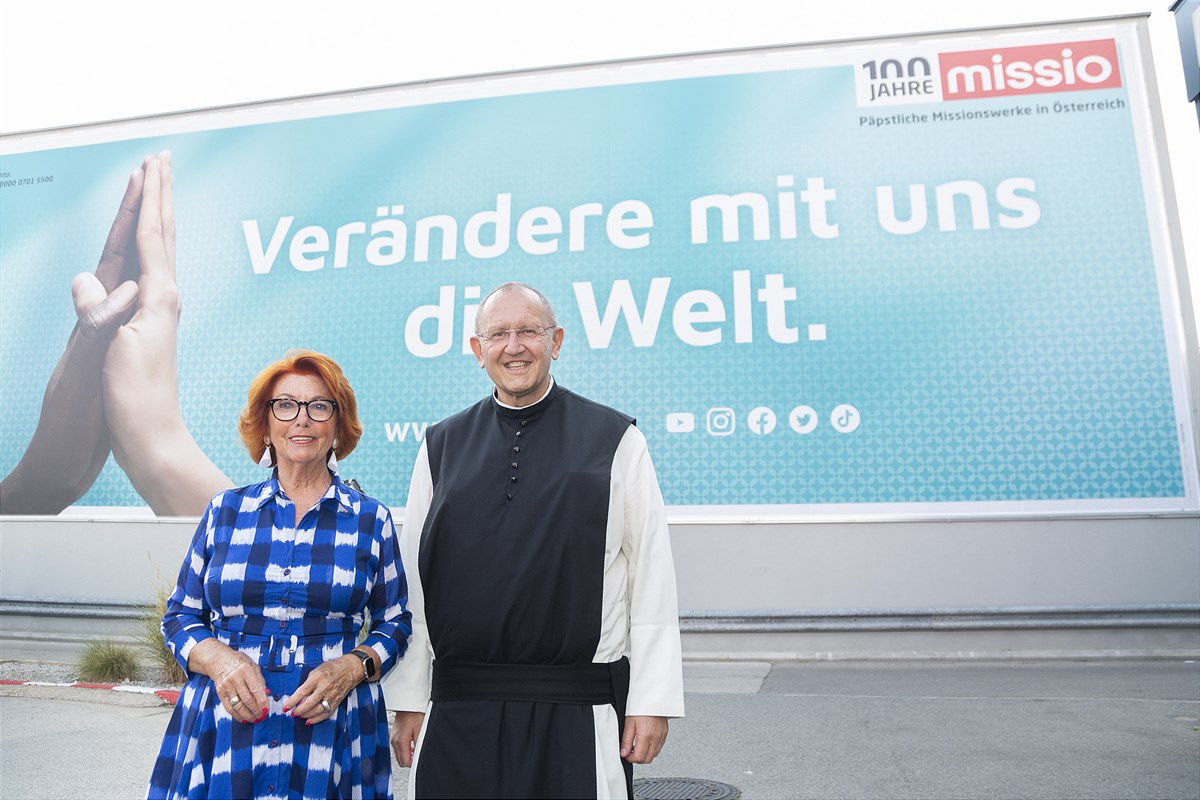 Inge Klingohr mit Pater Karl Wallner vor dem Plakat