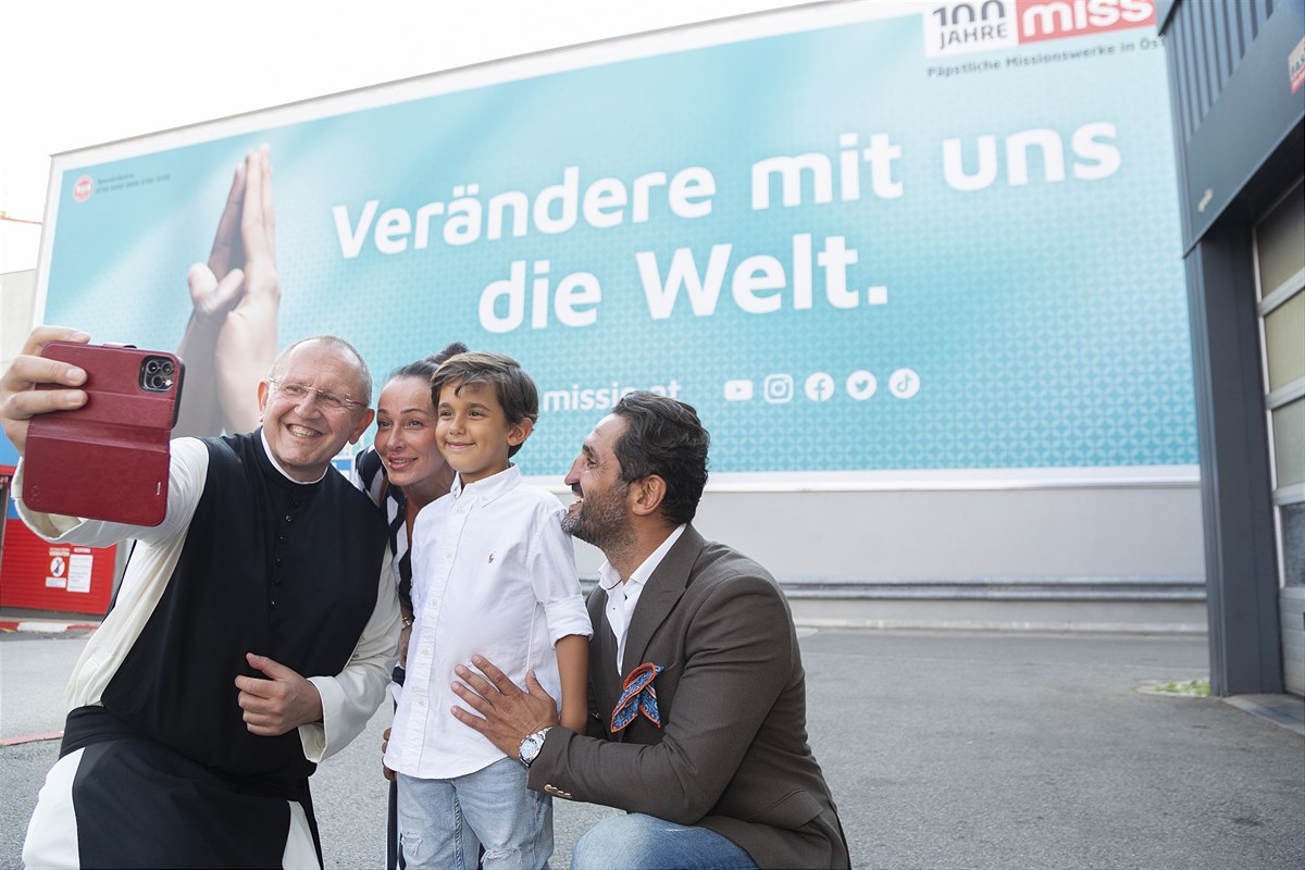 Selfie Pater Karl Wallner mit Ines, Fadi und Michel Merza