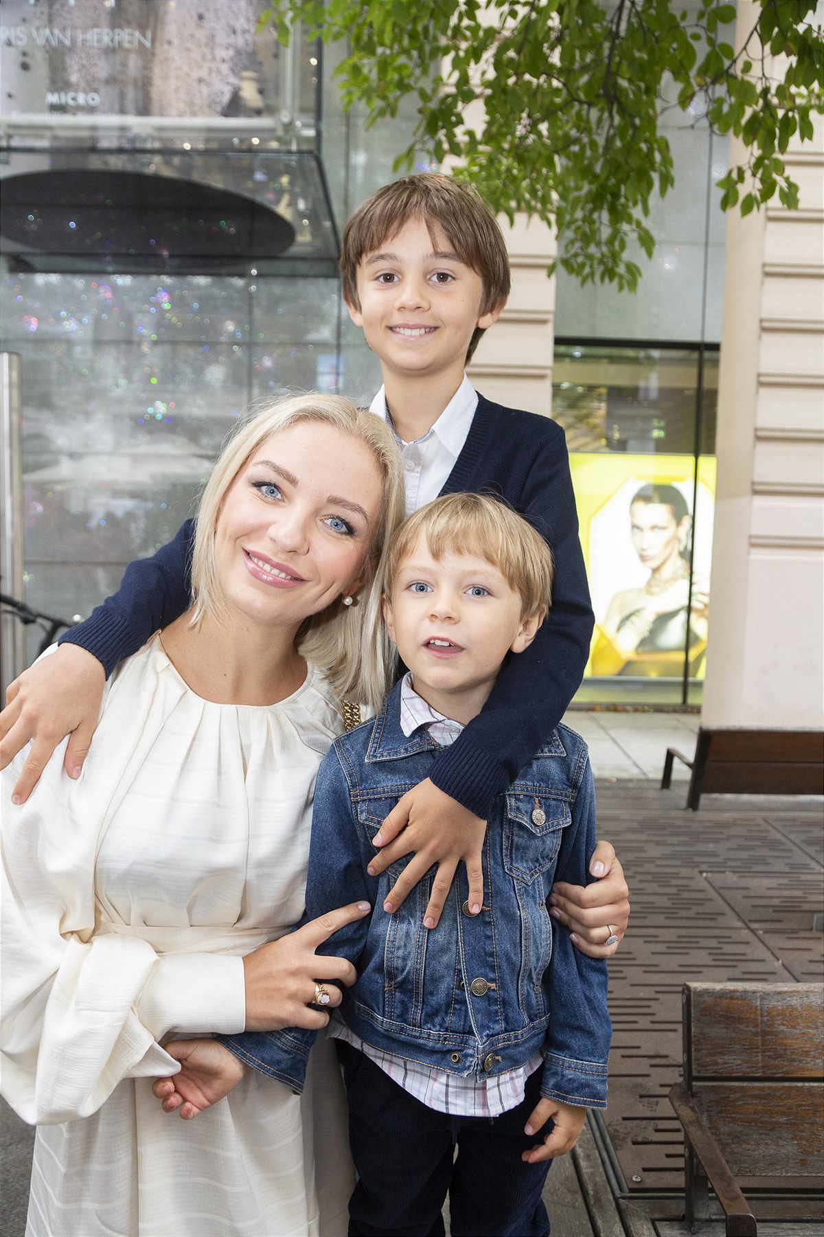 Lidia Baich mit den Söhnen Theodor und Lorenz