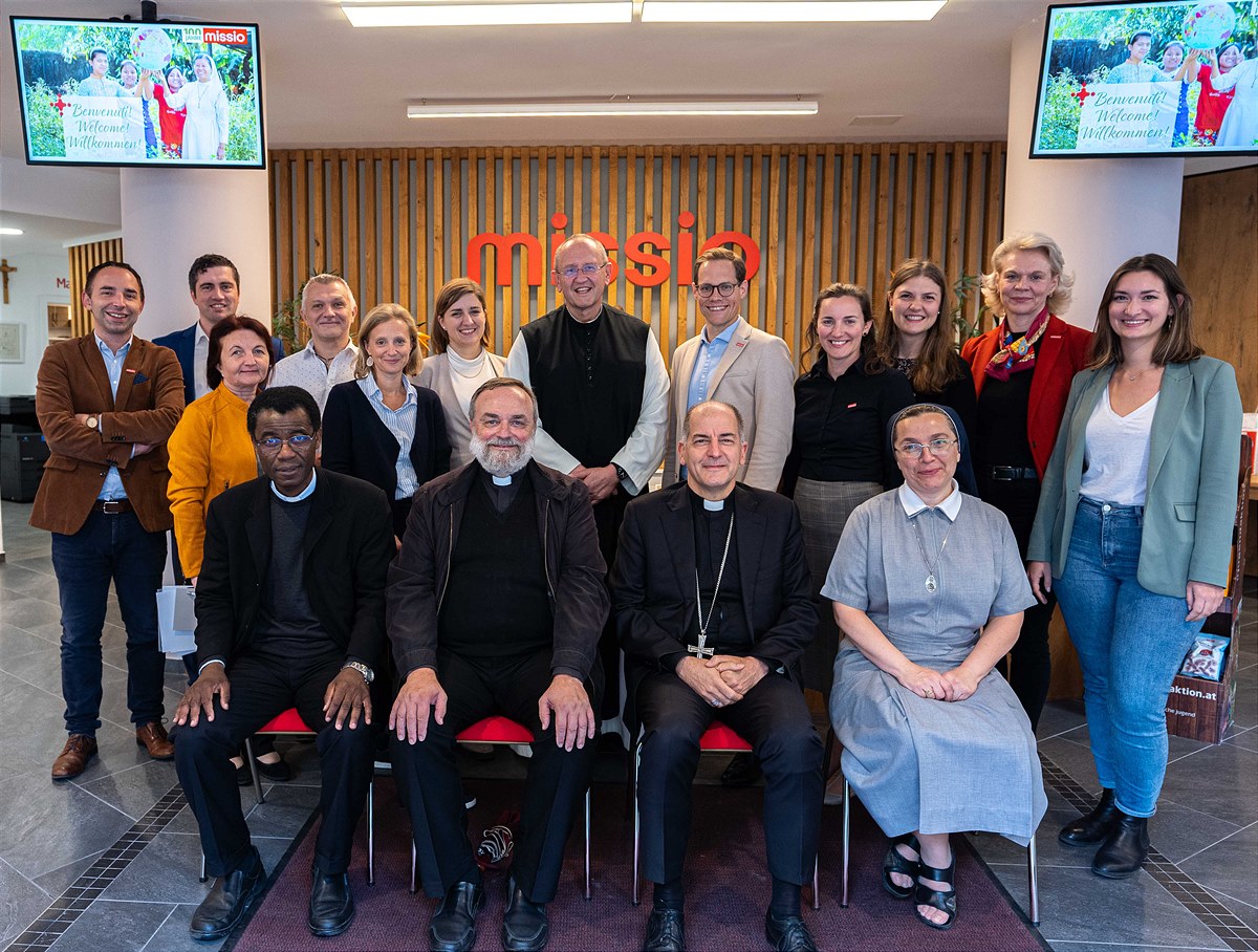 Gruppenfoto mit dem Präsidenten der Päpstlichen Missionswerke Erzbischof Giampietro Dal Toso, den Generalsekretären der Päpstlichen Missionswerke und den Abteilungsleitern von Missio Österreich