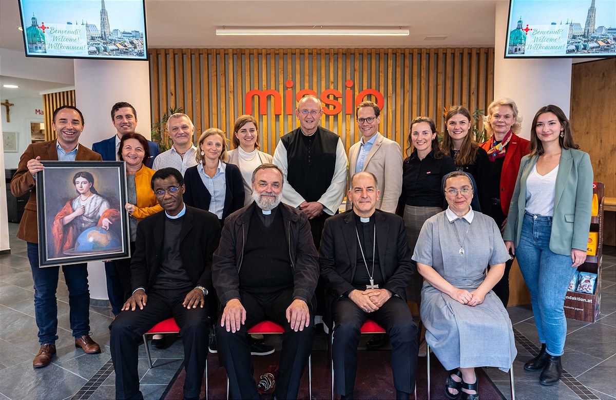 Gruppenfoto mit dem Präsidenten der Päpstlichen Missionswerke Erzbischof Giampietro Dal Toso, 3 Generalsekretären und den Führungskräften von Missio Österreich