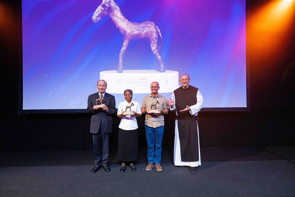 Die Austria.On.Mission-Award-Preisträger 2022 mit Pater Karl Wallner vlnr: Anton Stadler,  Jane Wainoi Kabui, Bruder Georg Schwarz