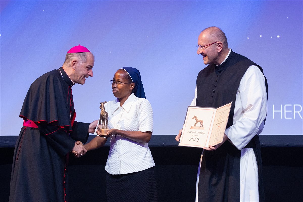 Erzbischof Dal Toso verleiht den Emil-Award an Schwester Jane Wainoi - Austria.On.Mission-Award 2022