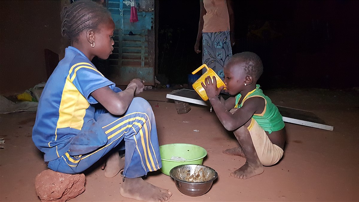 Missio Österreich versorgt Kinder mit Nahrunsmitteln im Norden von Burkina Faso