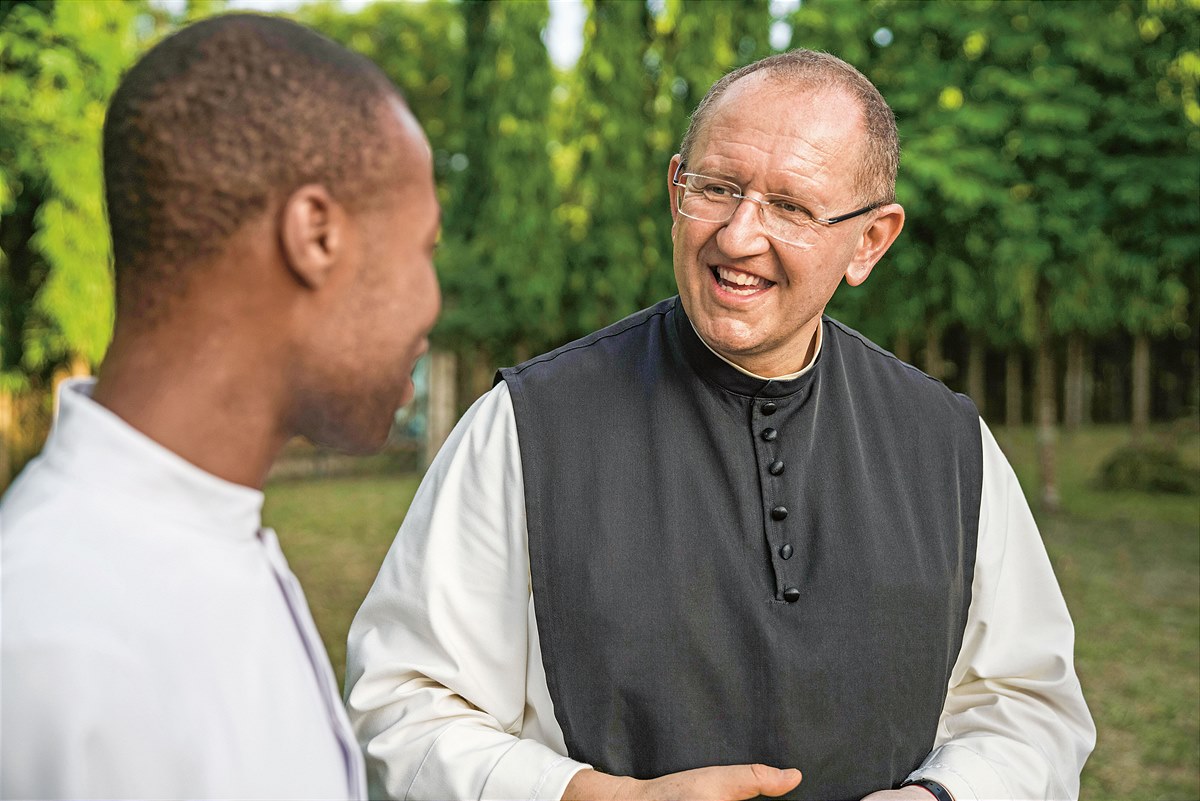 Missio Nationaldirektor Pater Karl Wallner trifft einen Priesterstudenten in Uganda