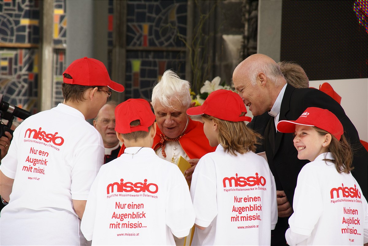 Der ehemalige Nationaldirektor Pater Leo Maasburg überreicht gemeinsam mit Kindern Gebete und Briefe an Papst Benedikt XVI.