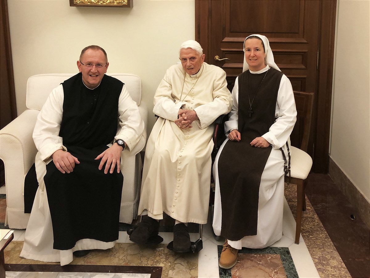 Papst Benedikt XVI. mit Missio-Nationaldirektor Pater Karl Wallner und Schwester Eva von Jesus Schwingenschögel