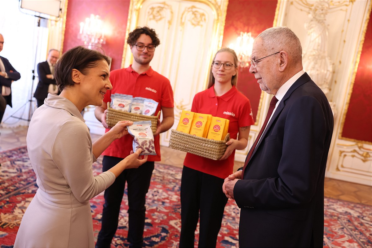 Bundespräsident Alexander Van der Bellen, Jugendaktion-Kampagnenleiterin Daniela Ploberger, Missio-Team mit Missio-Schokopralinen und Missio Happy Blue Chips