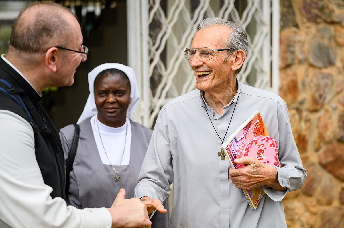 Pater Karl Wallner trifft den österreichischen Missionar Pater Johan Kiesling in der Demokratischen Republik Kongo
