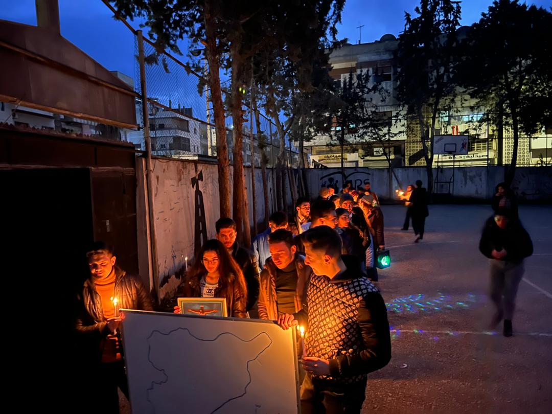 Jugendliche aus Homs beten für die Opfer der Erdbebenkatastrophe in der Türkei und Syrien