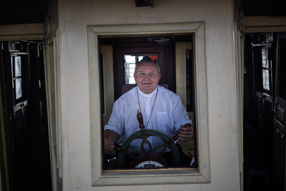 Bischof Dom Marcos auf seinem Missionsschiff am Amazonas