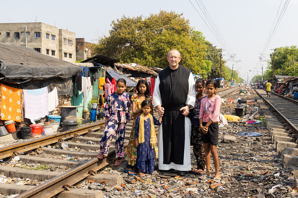 Missio-Nationaldirektor Pater Karl Wallner besucht Kinder in den Slums von Kalkutta