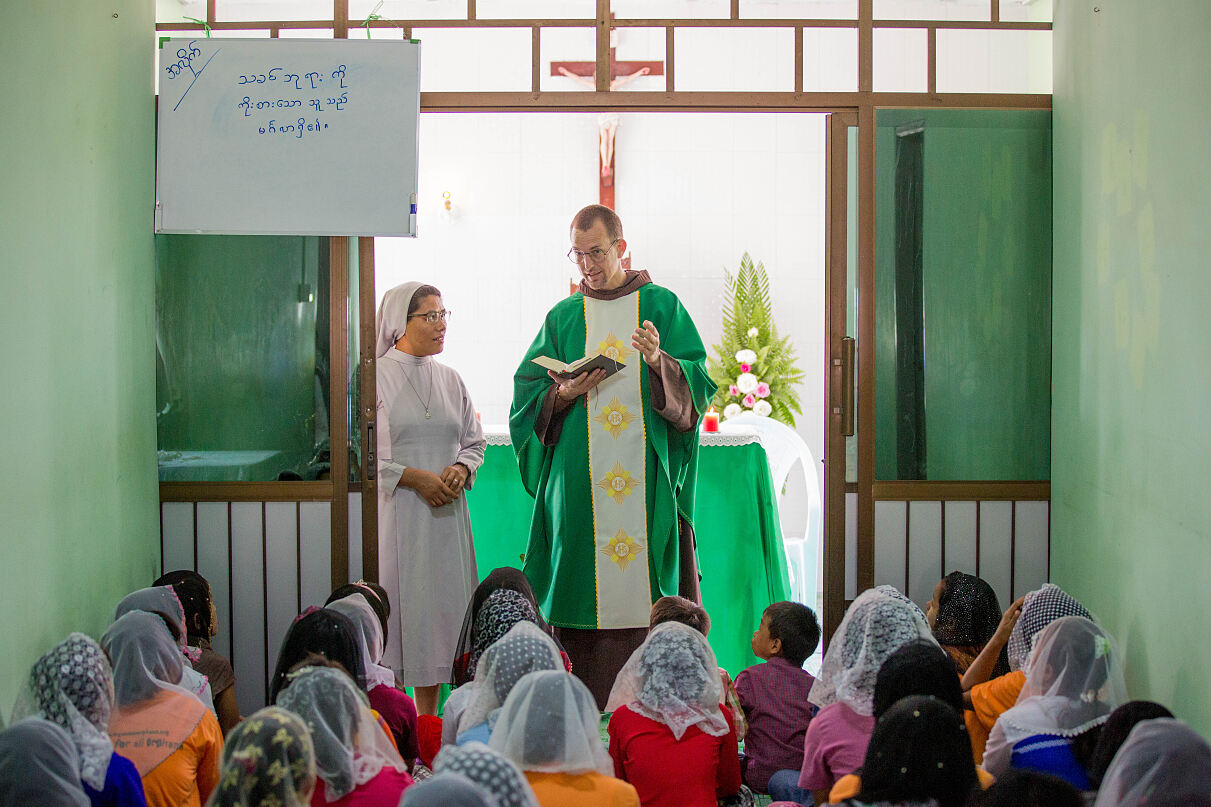 Pater Joe Unterberger in Myanmar - Das Foto enstand vor dem Militärputsch im Jahr 2019