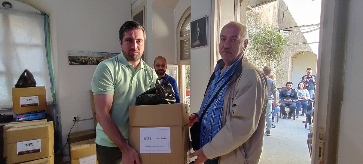 Tobias Schnitzler bei der Verteilung von Lebensmittelpaketen an Erdbebenopfer in Aleppo 