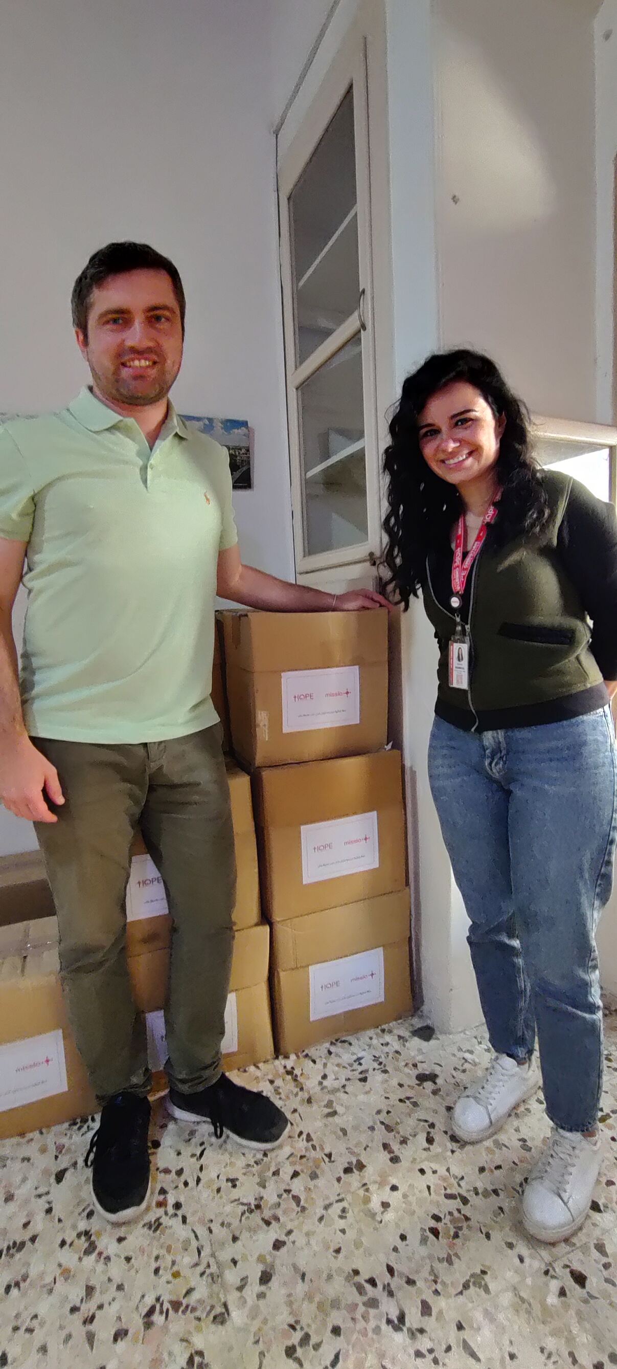 Tobias Schnitzler bei der Verteilung von Lebensmittelpaketen mit unserer Partnerin vom Christian Hope Center in Aleppo