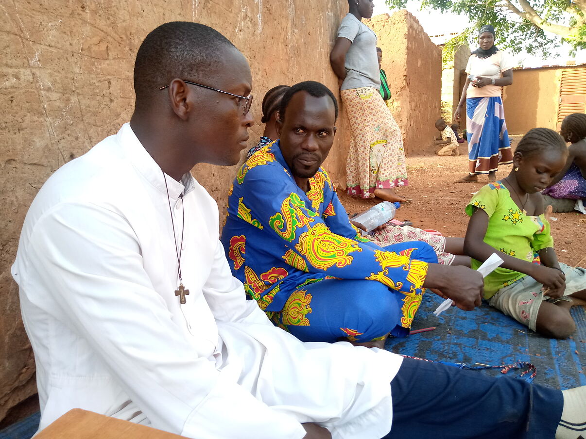 Missio-Projektpartner Prietser Abbé Louis-Marie schenkt in Burkina Faso geflohenen Menschen Trost