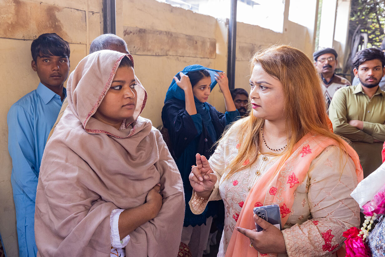 Missio-Projektpartnerin Katherine Sapna (rechts) setzt sich für die Rechte von Christinnen und Christen in Pakistan ein