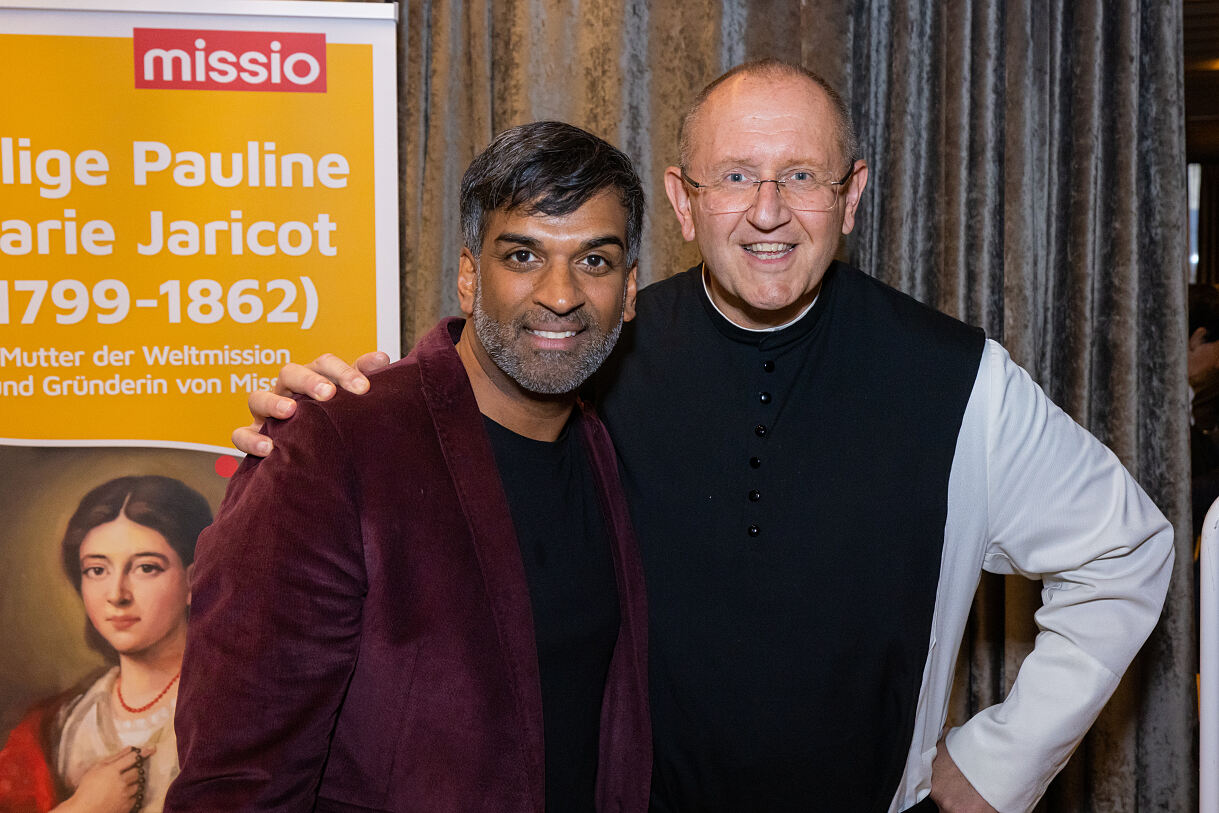 Musicalstar Ramesh Nair und Missio Nationaldirektor Pater Karl Wallner bei der Weltpremiere von Pauline - Mut verändert die Welt