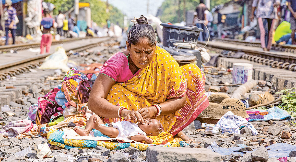 Mutter mit ihrem Baby in den Slums von Kalkutta