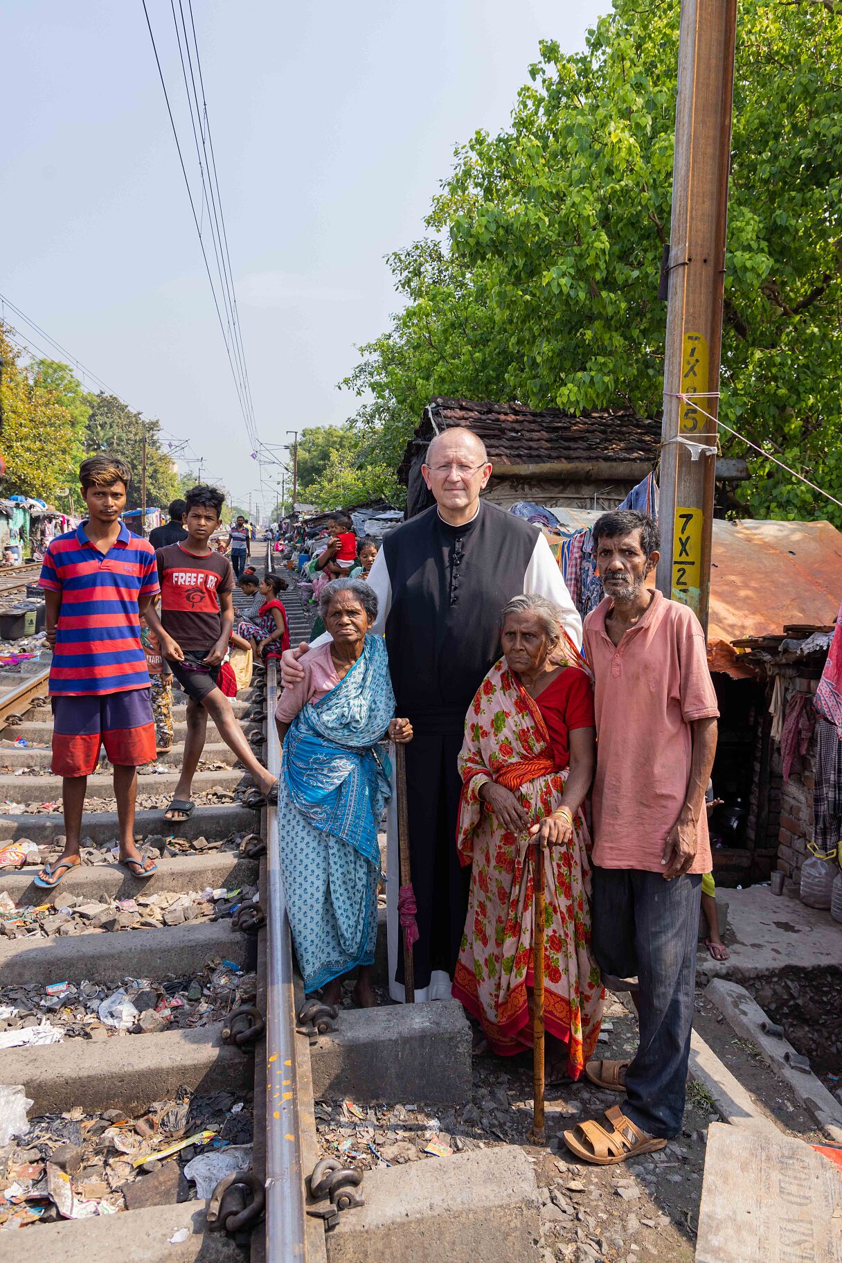 Missio-Nationaldirektor Pater Karl Wallner macht sich ein Bild von der Situation in den Slums von Kalkutta