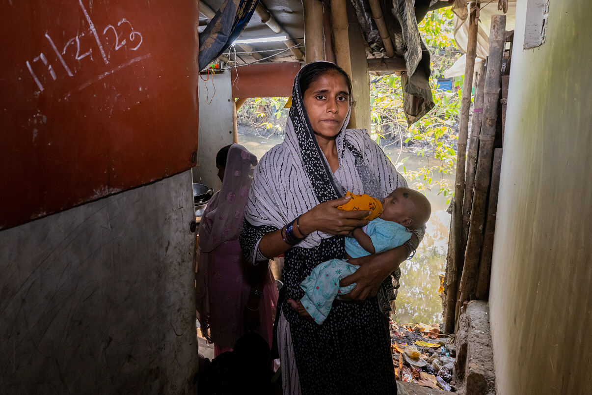 Eine Mutter mit ihrem Kind in den Slums von Kalkutta - Weltmissions-Sonntag 2023